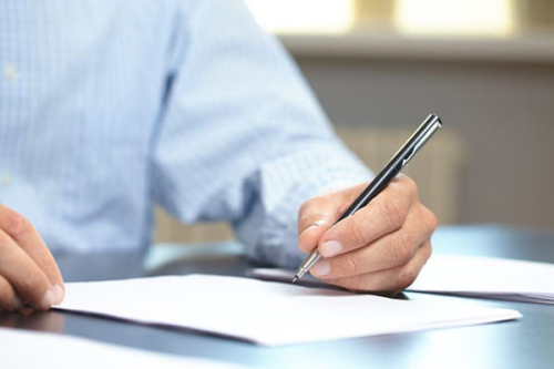 Hand beim Ausfüllen eines Formulars
